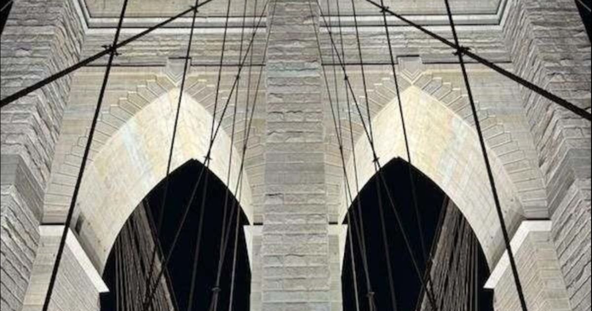 Arcos Del Brooklyn Bridge Se Iluminan Con El Nuevo Sistema Del NYC DOT