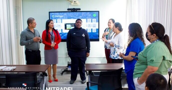 Mitradel orienta a estudiantes del IPHE sobre profesiones con mayor demanda en Los Santos