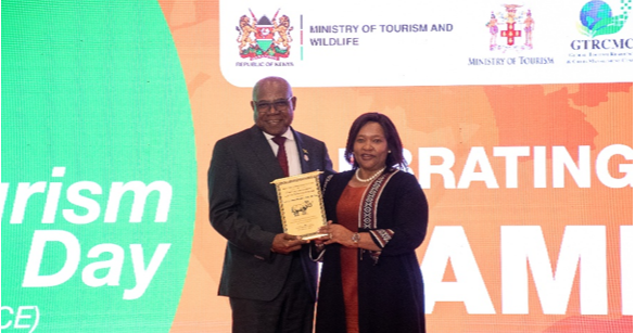Ministro Bartlett recibe el Premio a la trayectoria en resiliencia turística global en Nairobi