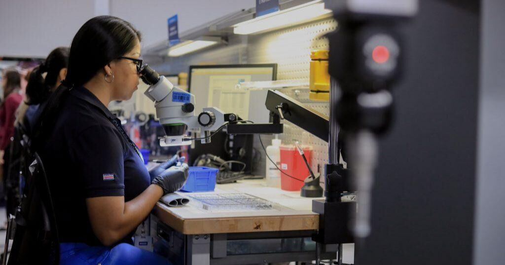 Trabajadores de empresas de dispositivos médicos ganan en promedio 27% más que otros profesionales calificados