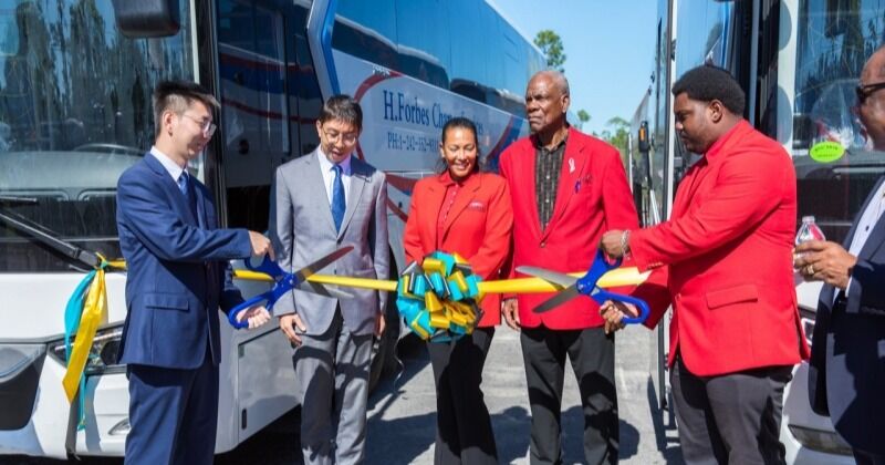 H. Forbes Charter celebra la “Bendición de los autobuses” mientras la compañía amplía su flota y honra las alianzas de larga data con las islas