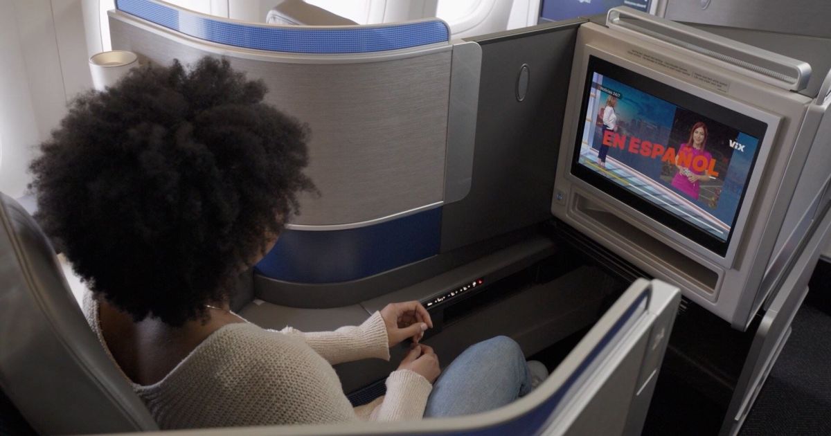 United Airlines lanza una red de medios para anuncios personalizados en los respaldos de los asientos