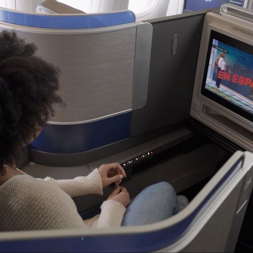United Airlines lanza una red de medios para anuncios personalizados en los respaldos de los asientos