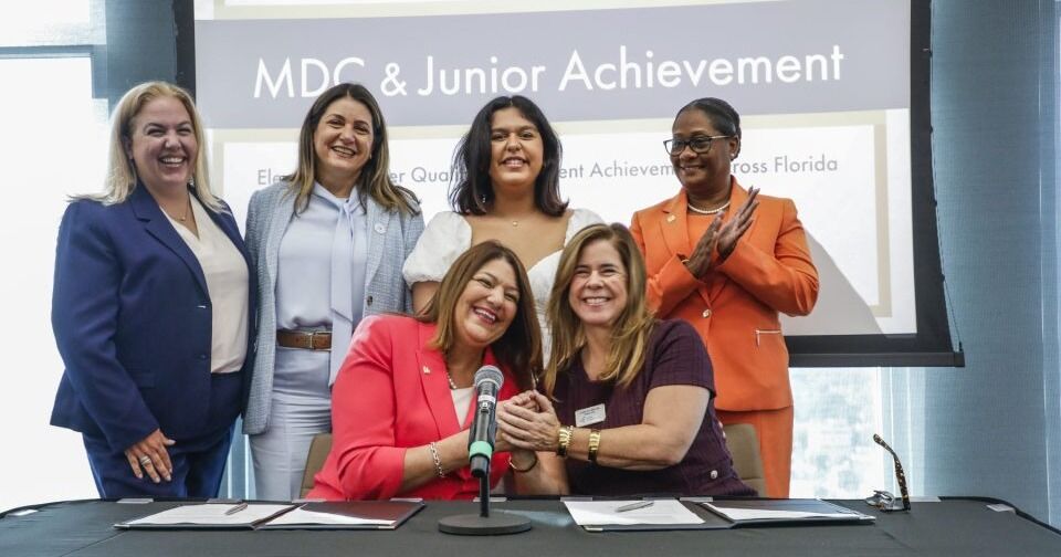 Miami Dade College firman un memorando de entendimiento con Junior Achievement del Gran Miami