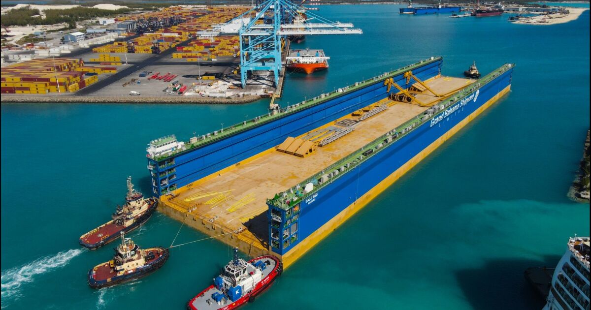 El Astillero de Gran Bahama da la bienvenida al nuevo dique seco flotante 2XL "East End"