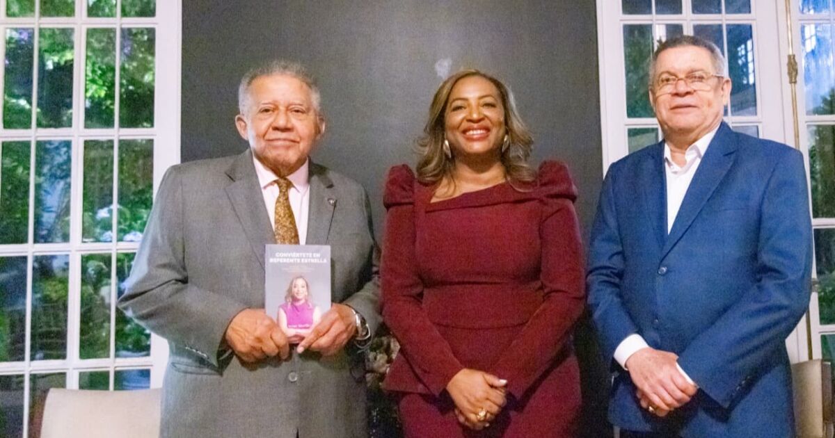 Irene Morillo presenta su  libro “Conviértete en Referente Estrella” en la Embajada Dominicana en México