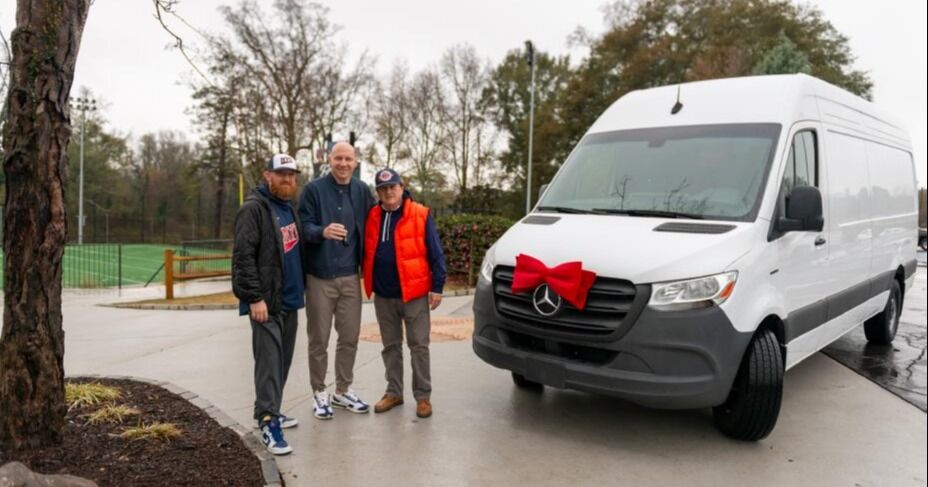 Mercedes-Benz USA anuncia donaciones de eSprinter "12 días de Navidad" para apoyar la campaña "Vacaciones con Amor" de 2025.