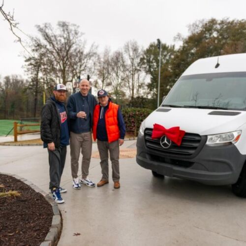 Mercedes-Benz USA anuncia donaciones de eSprinter "12 días de Navidad" para apoyar la campaña "Vacaciones con Amor" de 2025.