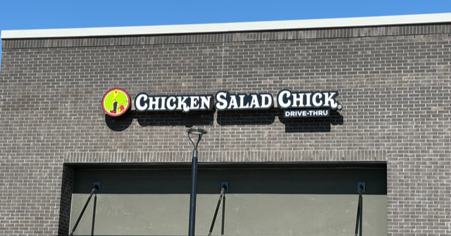 Chicken Salad Chick registra un crecimiento récord en sus franquicias durante el primer trimestre, con un aumento de casi el 50% interanual.