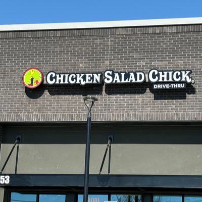 Chicken Salad Chick registra un crecimiento récord en sus franquicias durante el primer trimestre, con un aumento de casi el 50% interanual.