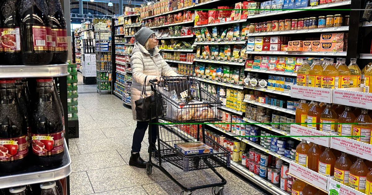 Los consumidores estadounidenses aumentaron drásticamente el gasto en los comercios minoristas en julio a pesar de los precios más altos