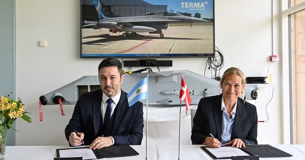 El Ministerio de Defensa anunció la firma de un acuerdo para la puesta operativa de los aviones F-16