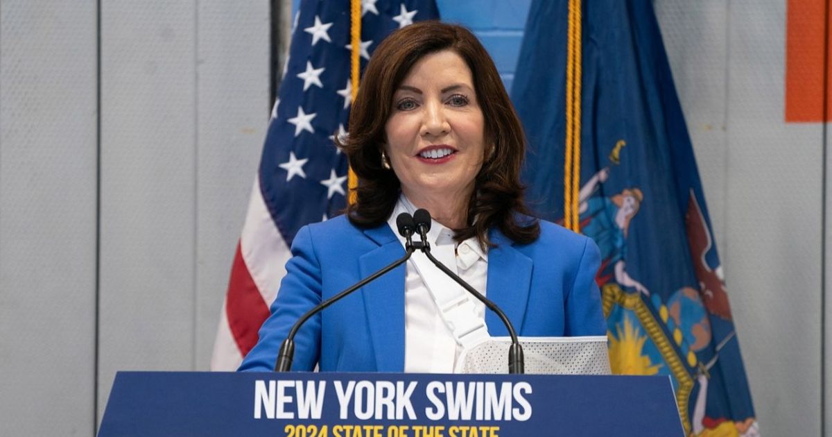 Gobernadora Hochul anuncia una inversión mi­llo­naria para construir piscinas y entrenar sal­va­vidas