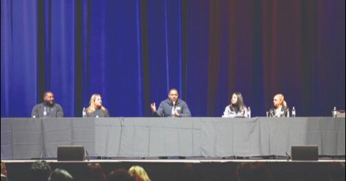 El Comité Cultural de los Bravos de Atlanta y los Bravos de Atlanta celebran la Expo de Carreras
