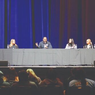 El Comité Cultural de los Bravos de Atlanta y los Bravos de Atlanta celebran la Expo de Carreras