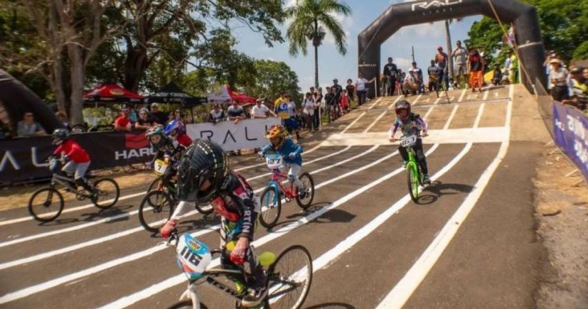 Jóvenes ciclistas en competencia de la Copa BMX Race 2024, en la pista de BMX, del Parque Omar, Ciudad de Panamá.