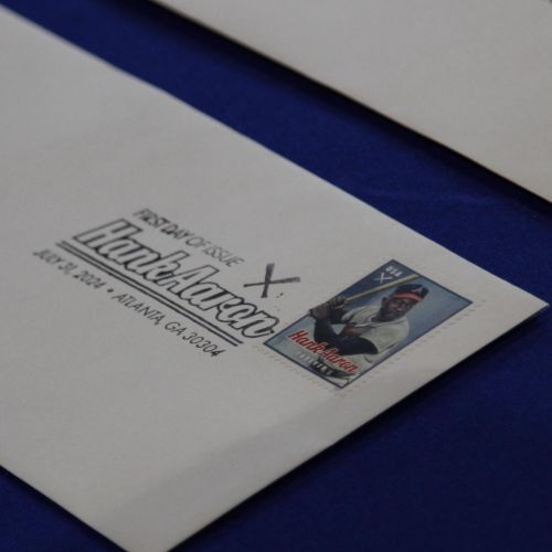 USPS presenta el nuevo sello 'Forever' de Hank Aaron en Truist Park
