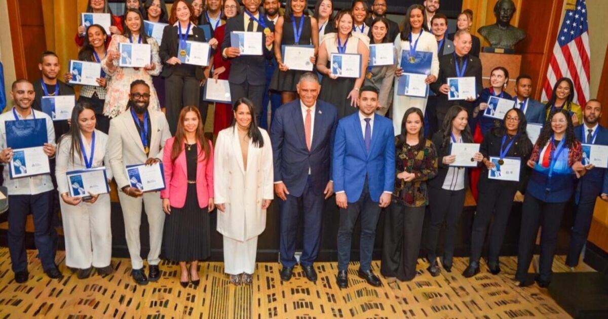 Jóvenes dominicanos en el exterior reciben reconocimiento en Premio Nacional de la Juventud en Nueva York