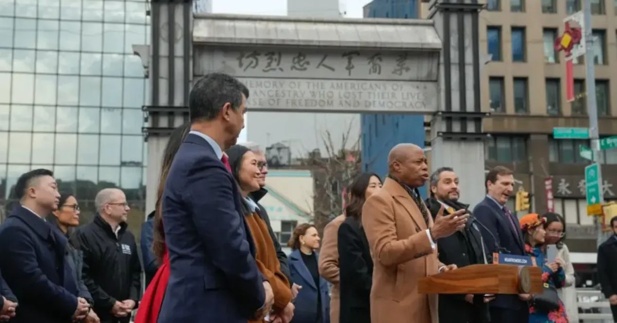 Alcalde Adams revela más sobre el arco de Chinatown, pero quedan dudas sobre un plan similar en Brooklyn