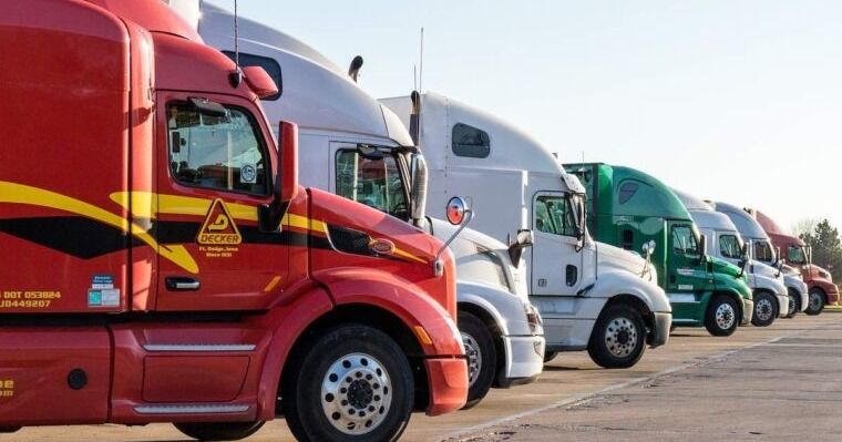 Cambio en licencias comerciales impacta a miles de camioneros en Estados Unidos