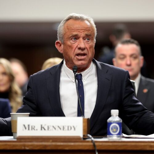 RFK Jr. pone fin a la recomendación de la vacuna COVID para niños sanos y embarazadas
