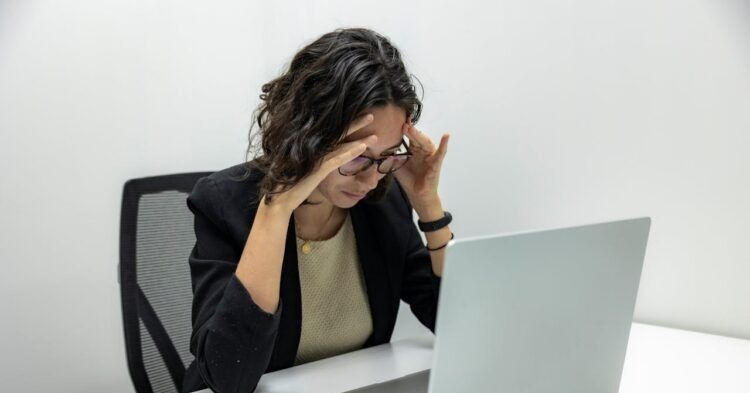 Los jefes también son víctimas: el acoso ascendente que erosiona empresas desde adentro