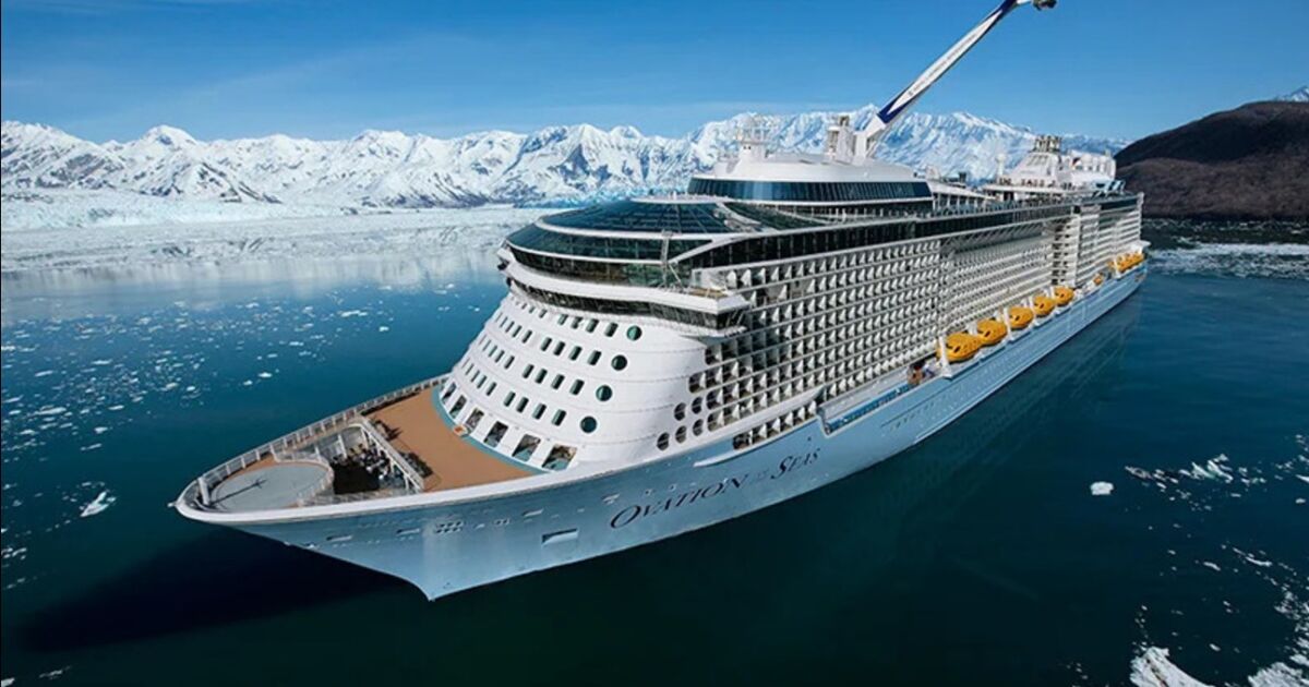 El crucero panorámico Ovation de Royal Caribbean se lanza cerca del glaciar Hubbard