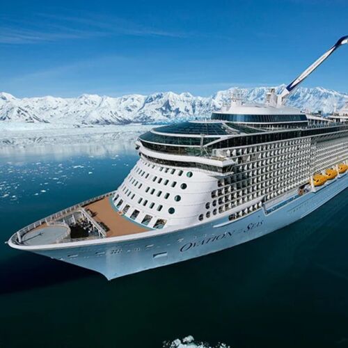 El crucero panorámico Ovation de Royal Caribbean se lanza cerca del glaciar Hubbard