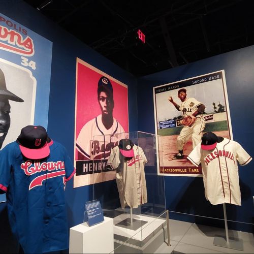 La exhibición del Atlanta History Center celebra la vida y el legado de Hank Aaron