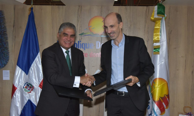República Dominicana firma acuerdos con aerolíneas y turoperadores en Francia
