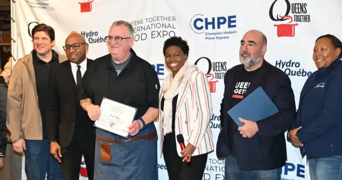 Cientos de personas asisten a la Exposición Internacional de Alimentos anual en el Salón de Ciencias de Nueva York