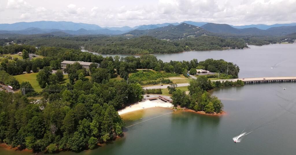 Así es Lake Chatuge, uno de los mejores lagos para visitar en Georgia y Carolina del Norte