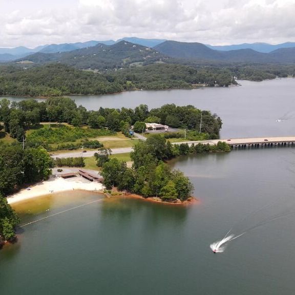 Así es Lake Chatuge, uno de los mejores lagos para visitar en Georgia y Carolina del Norte