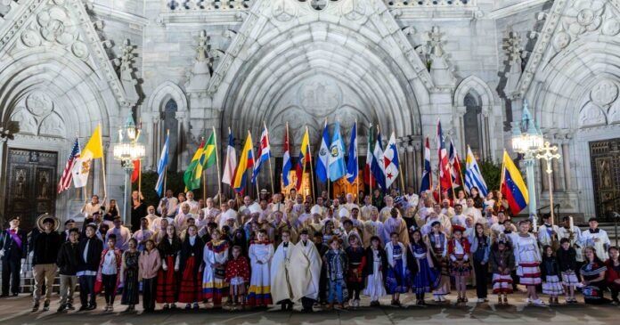 Cientos de Católicos Hispanos Celebran su Fe y Cultura en la Misa del Jubileo de la Herencia