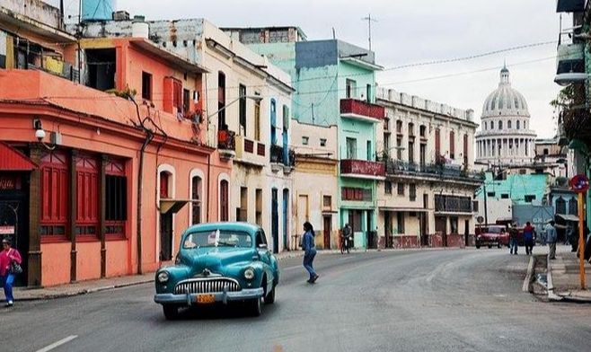 Cuba elimina el gravamen del 10% al dólar en medio de grave crisis económica