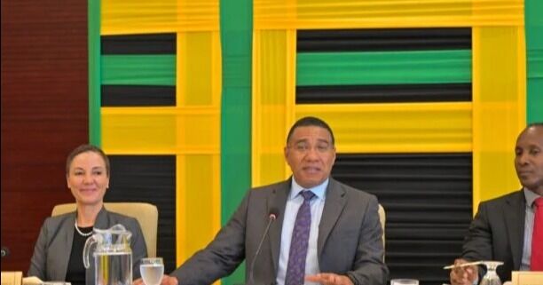Holness declara una "década de paz" mientras Jamaica cambia su estrategia contra el crimen