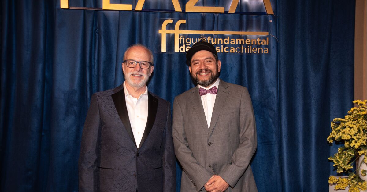 Alberto Plaza recibe el premio figura fundamental de la música chilena, en una noche marcada por la reunión de la gran escena romántica nacional
