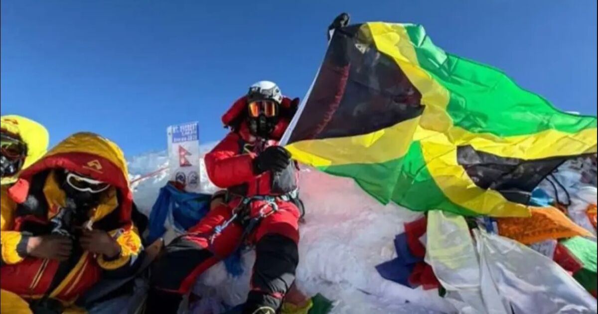 Un escalador nacido en Jamaica alcanza la cima del Monte Everest por segunda vez