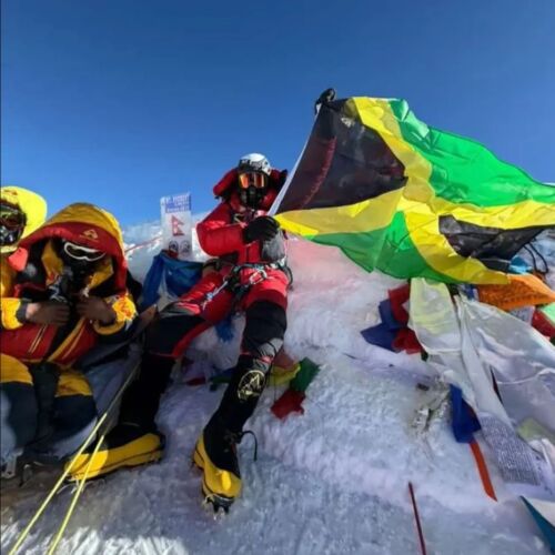Un escalador nacido en Jamaica alcanza la cima del Monte Everest por segunda vez