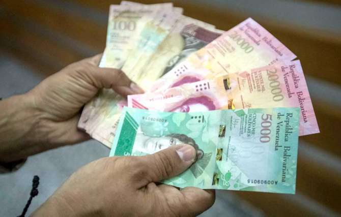 La moneda venezolana se deprecia un 52.07% frente al dólar en un mes