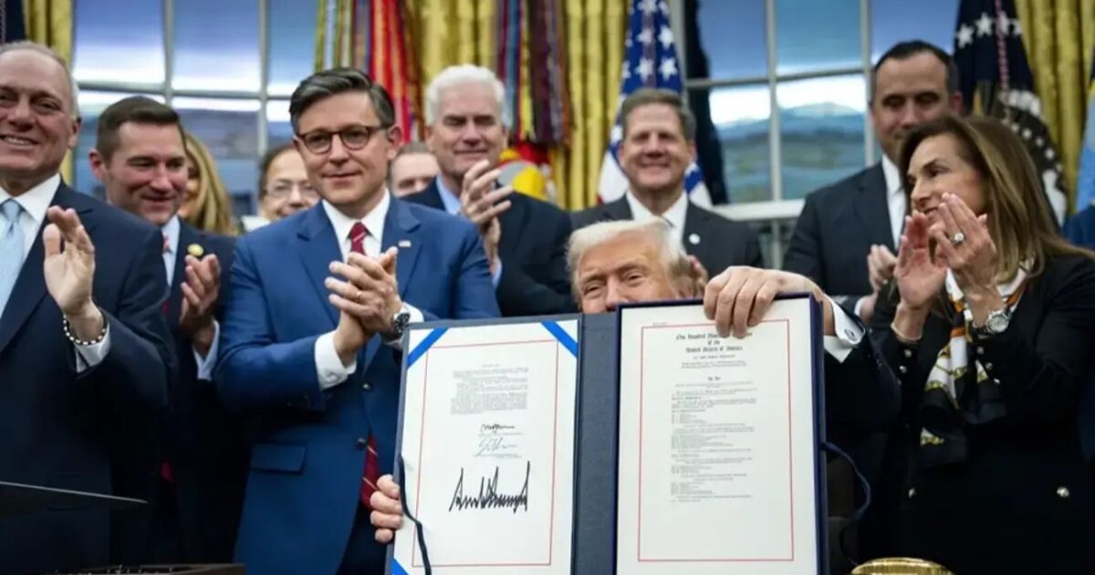 Trump firma ley que pone fin al cierre de Gobierno más largo de la historia