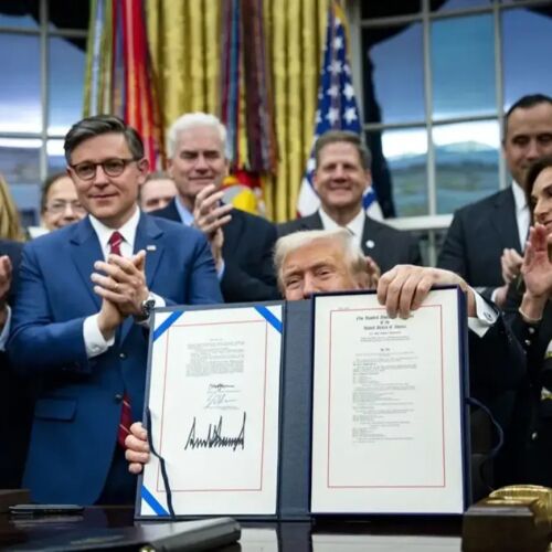 Trump firma ley que pone fin al cierre de Gobierno más largo de la historia