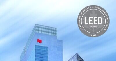 National Bank Place recibe la certificación LEED® Oro .