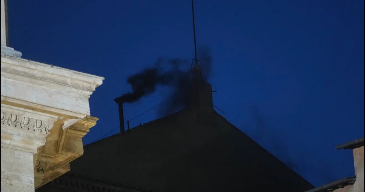 Humo negro tras el cónclave: no hay papa electo en primera votación