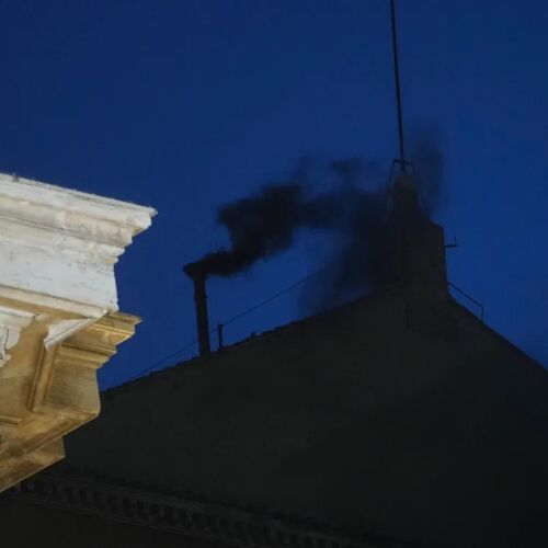 Humo negro tras el cónclave: no hay papa electo en primera votación
