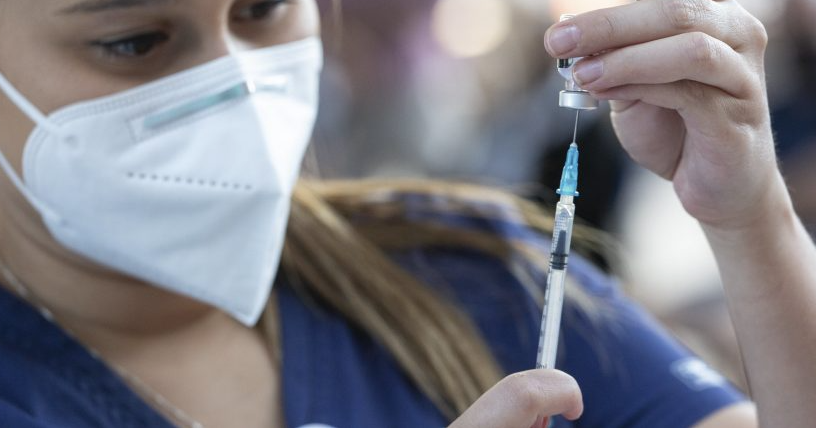 Informe ICOVID alerta aumento en el riesgo de hospitalización y muerte ante caída de cobertura dinámica de vacunación