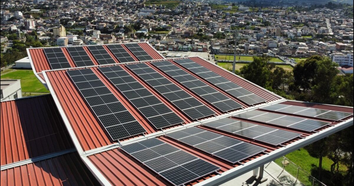 UTPL impulsa energía limpia para reducir consumo y contribuir al medio ambiente