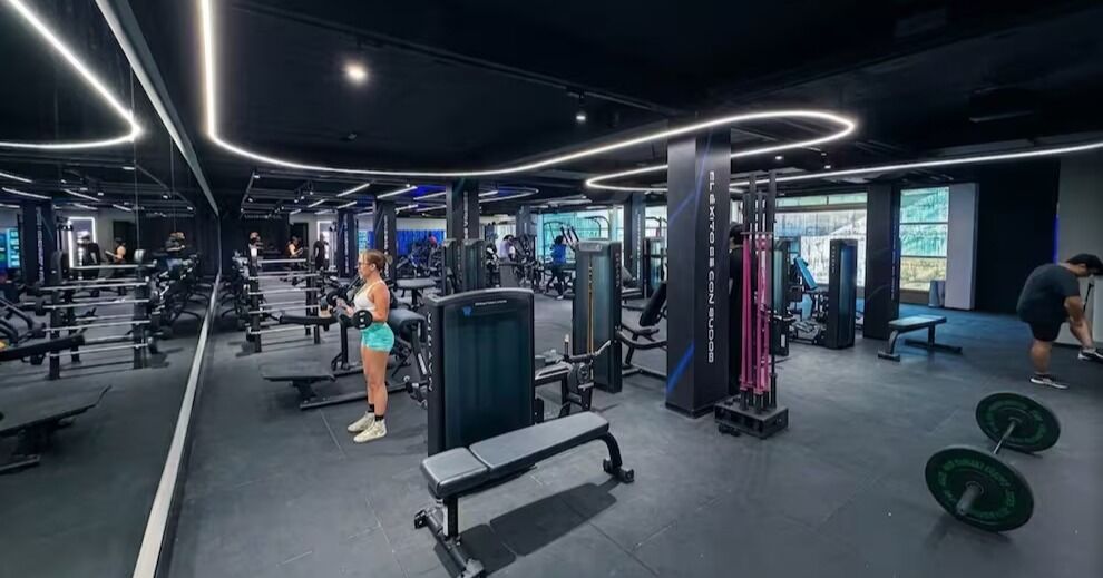 Sin contratos ni mensualidades: abre en Chile el primer gimnasio que se paga “solo por uso”