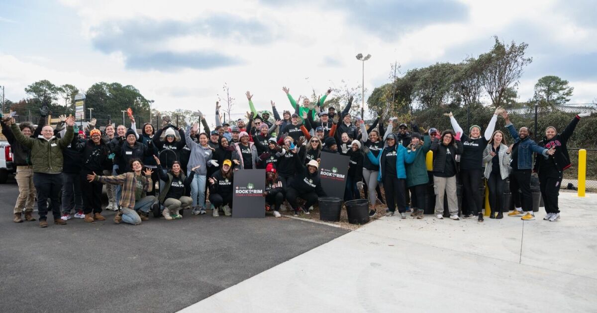 Los Hawks y Smurfit Westrock plantan árboles en Freedom Park en Atlanta como parte de la campaña 'Rock The Rim'.