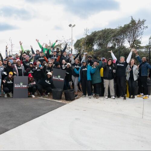 Los Hawks y Smurfit Westrock plantan árboles en Freedom Park en Atlanta como parte de la campaña 'Rock The Rim'.